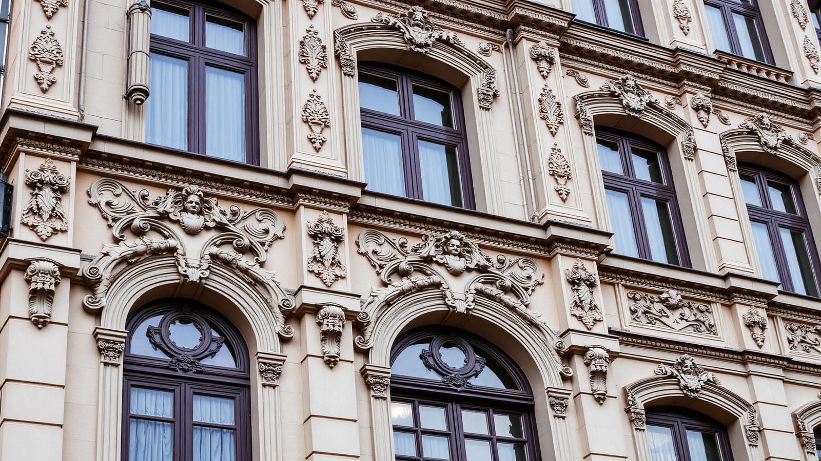 Historisches Altbaugebäude mit denkmalgeschützter Fassade